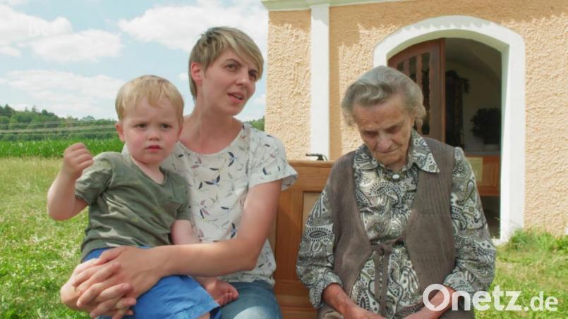 Theresia Schwanzl (94) genießt es, dass sie Urenkel Anton (3) aufwachsen sieht. Ebenso wie Barbara Weiherer (33) ist sie auf dem Simmernhof geboren. Bild: BR-Fernsehen