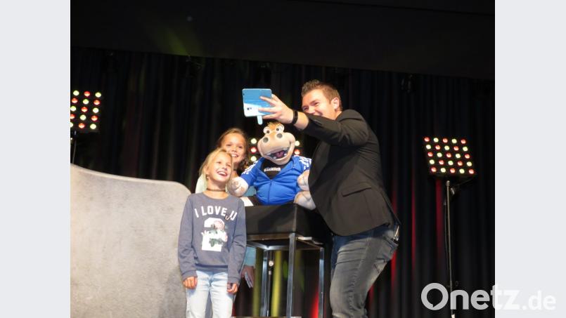 Was für ein Glück: Sarah und Hanna (von links) dürfen als einzige von 650 Zuschauern für ein Selfie auf die Bühne. Bild: ubb