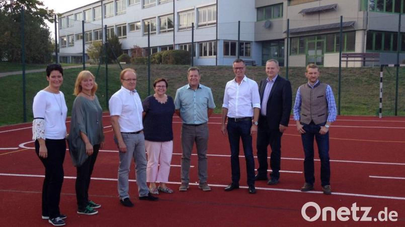 Die CSU-Fraktion macht sich ein Bild von der Sanierung der Außensportanlage der Grund- und Mittelschule (von links): Birgit Birner, Kerstin Ackermann, Fraktionsvorsitzender Hans-Jürgen Schönberger, Bärbel Birner, Dritter Bürgermeister Peter Leitsoni, Bürgermeister Hermann Falk, Josef Luber und Christian Gnan. Bild: u