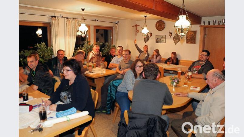 Das Hobby Kleintierzucht erfreut sich im Erholungsort noch großer Beliebtheit. Bei der jüngsten Zusammenkunft sicherten zahlreiche Mitglieder ihre Mitarbeit zur Lokalschau am kommenden Wochenende zu. Die Ausstellungsleiter Thomas Kraus jun., Tanja Hausknecht und Nadja Dostler (vorne von links), freute dies besonders. Bild: bsc