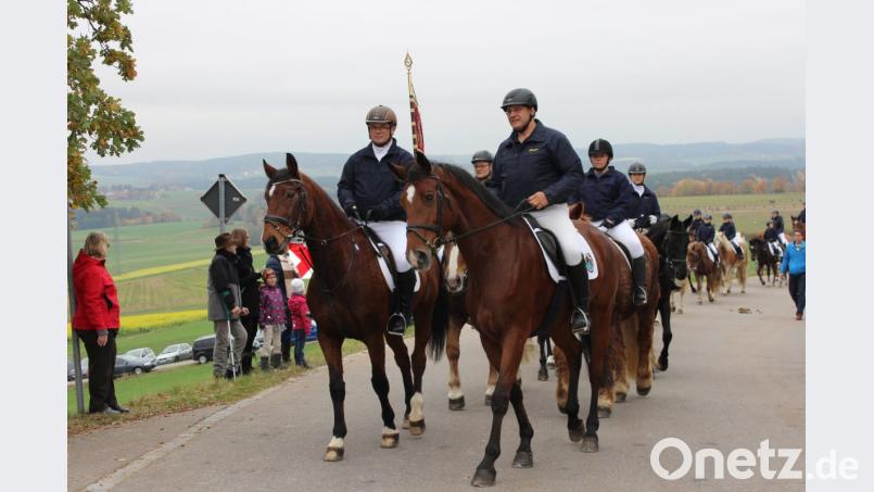 Am Leonhardiritt beteiligten sich 84 Reiter mit ihren Pferden. Bild: pko