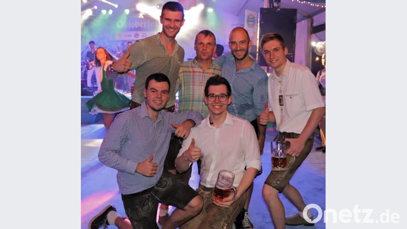 Die Band "Rundumadum" nutzte die Gelegenheit, ein Foto mit dem deutschen Botschafter in Sri Lanka zu machen. Bild: exb