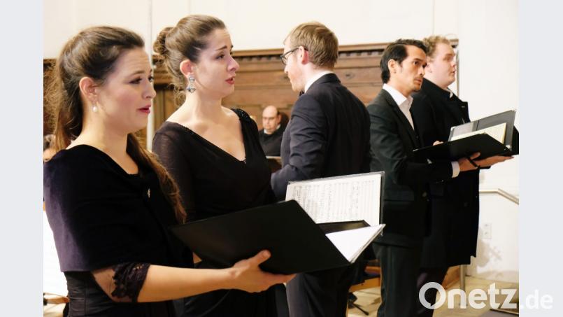 Außergewöhnliche Klangkultur demonstrierte das Solistenquartett von links mit Dorothea Gerber (Sopran), Katharina Fulda (Alt), Friedrich Custodio Spieser (Tenor) und Alexander Grassauer (Bass). In der Bildmitte Dirigent Julian Steger. Bild: Robert Dotzauer