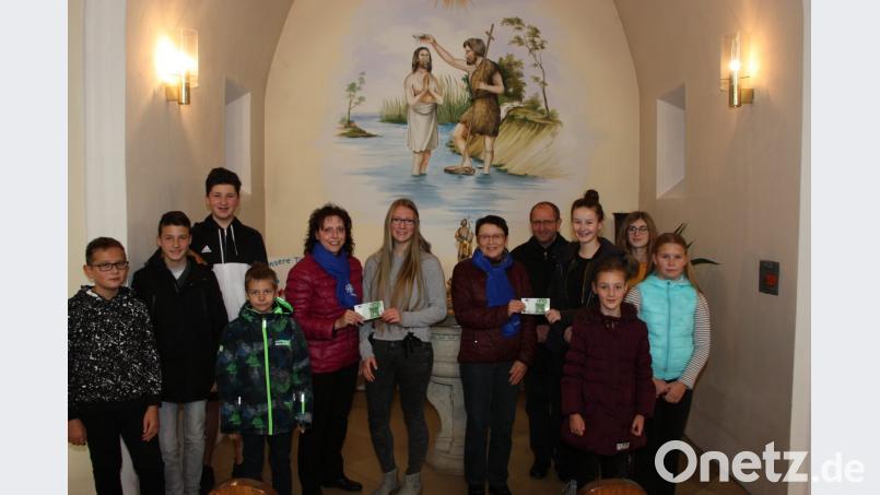 In der Taufnische der Kirche übergaben die Vorsitzenden des Frauenbundes ihre Spenden an die Oberministranten. Bild: flt