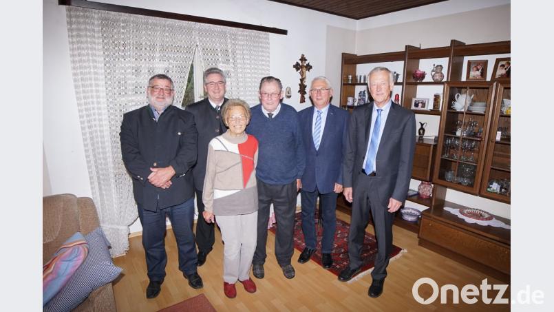 Leonhard Schottenheim (Vierter von links) durfte sich über viele gute Wünsche zum 90. Geburtstag freuen. Unter anderem gratulierten (von links) Bürgermeister Armin Schärtl, Stadtpfarrer Hannes Lorenz, Ehefrau Waltraud, Kurt Koppmann (ÜWG) und Anton Schopper (Männerverein) Bild: nib