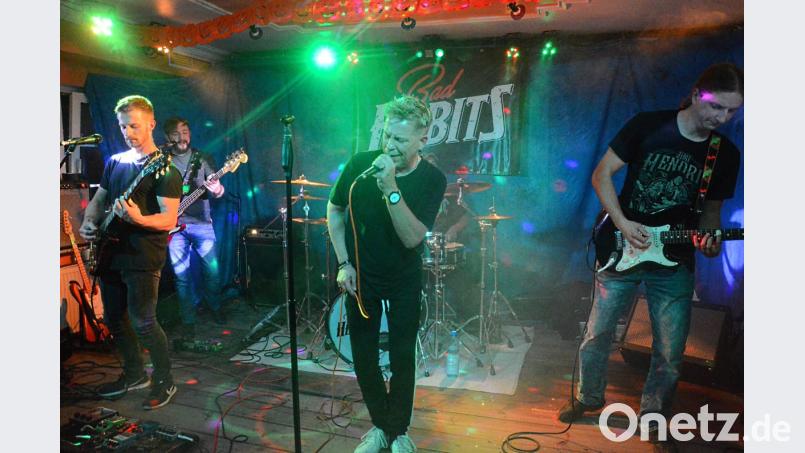 Bad Habits aus Floß rocken die Halloween-Livestage im "Parapluie" mit Coversongs aus drei Jahrzehnten Musikgeschichte. Bild: Kunz