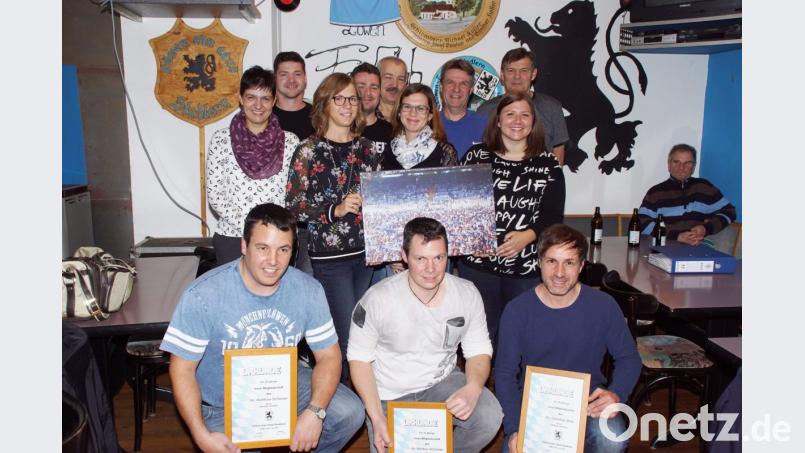 Die Führung des Löwen-Fanclubs Stadlern mit Vorsitzenden Thomas Lampl (hinten links). Im Vordergrund die geehrten Mitglieder, die seit 25 Jahren dem Fanclub angehören. Bild: mmj
