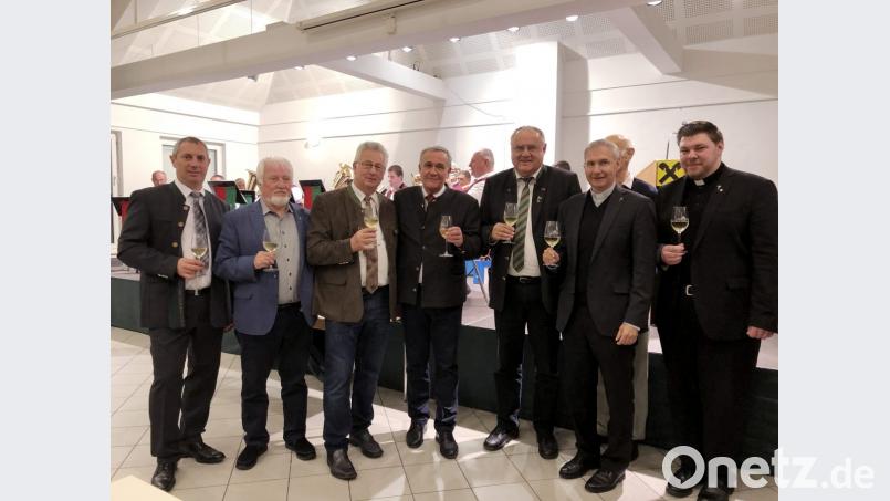 BiDie Delegation aus Weiden feiert auf Einladung der Partnergemeinde die Weintaufe in Weiden am See (von links) Christian Wandler (Vizebürgermeister und Kellermeister der Gemeinde), Dechant Franz Unger, Bürgermeister Wilhelm Schwartz, Oberbürgermeister Kurt Seggewiß, Bürgermeister Lothar Höher, Pfarrmoderator Michael Wüger sowie Diakon Julian Heissenberger, beide neu in der Burgenland-Gemeinde. Bild: Wilck