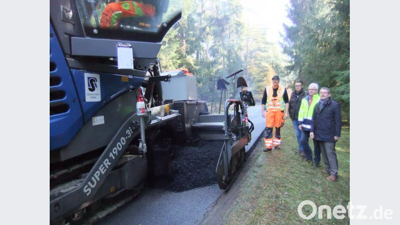 Bei der Asphaltierung gibt es keine Probleme, davon überzeugen sich Bürgermeister Josef Gilch (rechts) und sein Stellvertreter Michael Götz (Zweiter von links) auf der Baustelle bei Bauleiter Erhard Obendorfer vom Büro Seuss-Ingenieure (Zweiter von rechts) sowie bei Georg Schießl von der Firma Schulz. Bild: gm