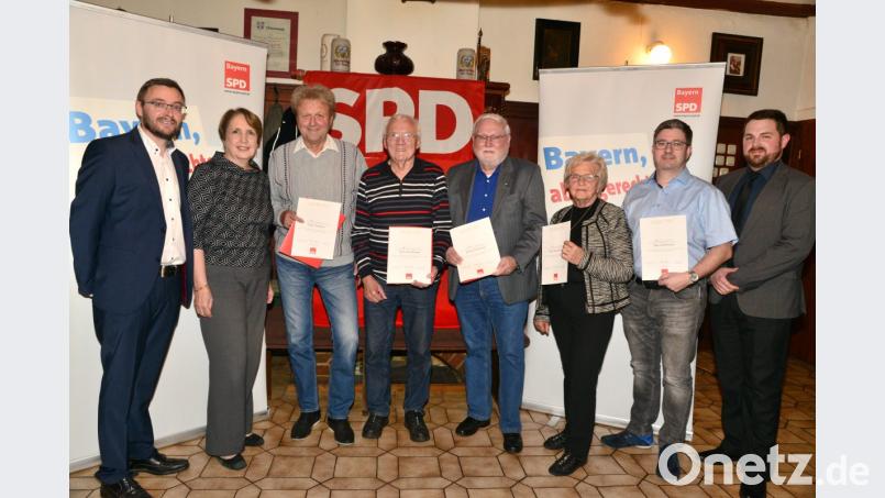 Stellvertretender SPD- Ortsvereinsvorsitzender Martin Filchner (von links), Annette Karl und SPD-Ortsvereinsvorsitzender Sebastian Dippold (rechts) ehren die langjährigen Mitglieder Dieter Neubauer, Karl Schmidberger, Norbert Fuhrmann, Heidi Zimmermann und Marco Bethmann. Bild: bey