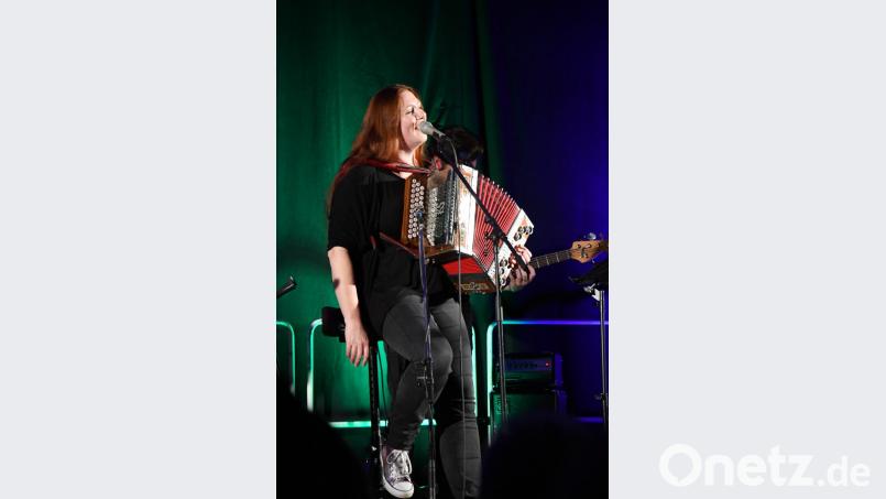Frontfrau Tanja zeigte auch auf dem Akkordeon, dass sie Musikerin durch und durch ist. Bild: Freya Stöckl