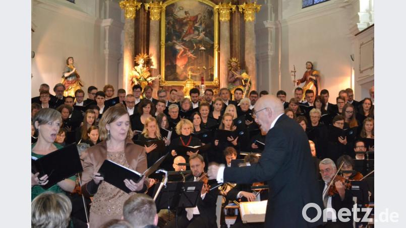 Von links: Jutta Hörl, Katrin Arnold, Karl Heinz Malzer. Hofer Symphoniker, Mixtura Cantorum und Jugendchor desFSB Bild: dok