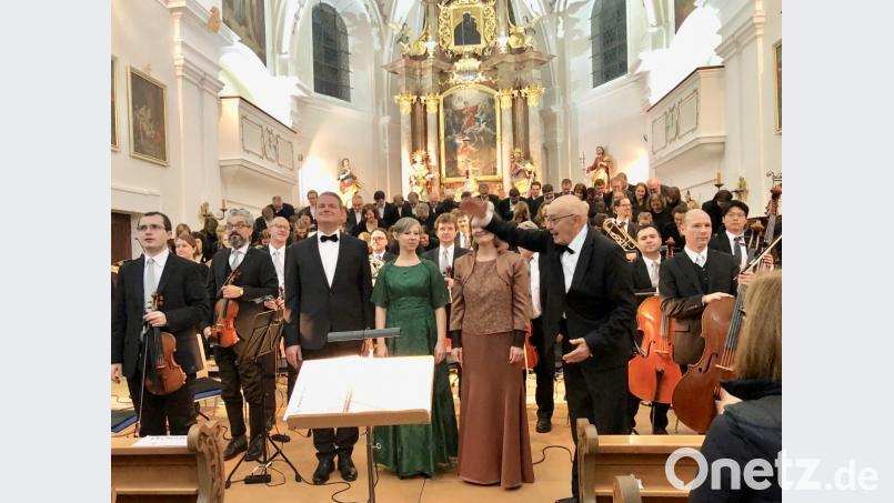 Ganz links Konzertmeister Lorenzo Lucca. Hinter dem Notenpult Timm Wisura, Jutta Hörl und Katrin Arnold, rechts daneben Karl Heinz Malzer und die Bassgruppe Bild: dok