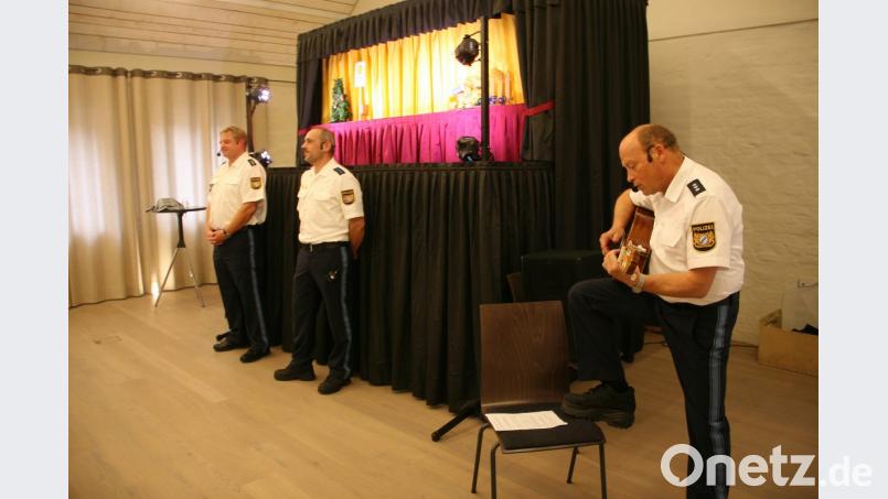Bevor sich der kleine Bühnenvorhang hob, stimmte Polizeihauptkommissar Georg Hüttner ein Lied an, das ganz auf die Senioren zugeschnitten war. Bild: wro