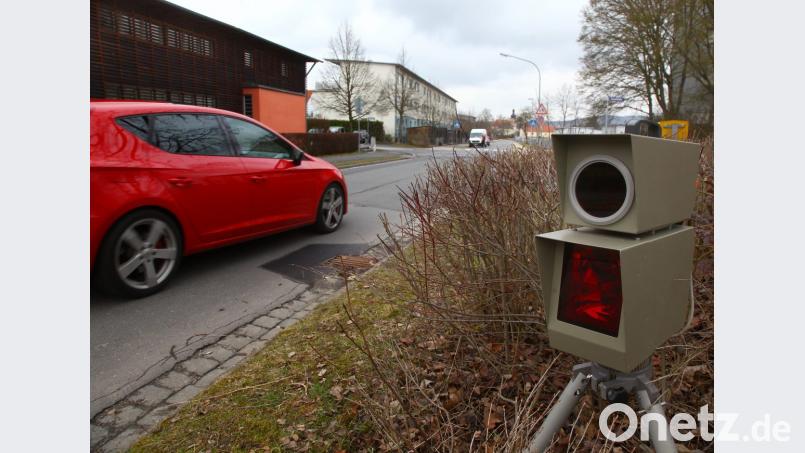 Nach einem Probejahr darf die Kommunale Verkehrsüberwachung Oberpfalz in Neustadt weiter ihre Messgeräte aufbauen. Bild: Wolfgang Steinbacher