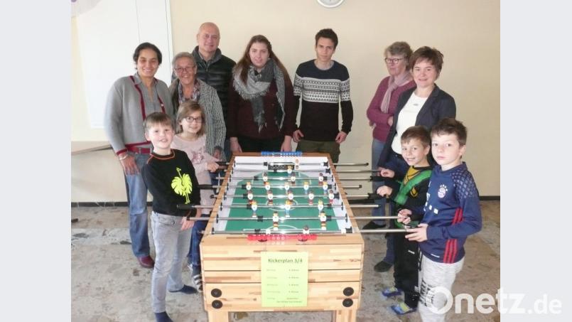 Zum ersten Mal fand eine Ferienbetreuung an der Grundschule statt. Die Bürgermeister Sonja Meier (hinten, rechts) und Walter Schauer (hinten, Dritter von links) sowie VG-Mitarbeiterin Anja Ried (links) ließen sich durch Monika Ermer und die Betreuer Anna-Lena Schauer, Fabian Schafbauer und Hilde Wolf das Angebot erläutern. Bild: amö