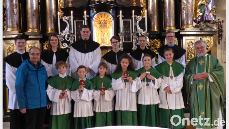 Um sechs Messdiener wächst die Schar der Ministranten: Matthias Kneidl, Noah Kneidl, Leonie Hösl, Ehlen Esaac, Katharina Schuster und Marie Troppmann (von links). Das „Handwerkszeug“ für ihren Dienst brachten ihnen die Gruppenleiter Tobias John und Gabriel Babo (hintere Reihe, Dritter und Zweiter von rechts) bei. Pfarrer Prechtl (rechts) hob die Bedeutung des Dienstes hervor und hoffte, dass sich die Neuen die Freude und den Eifer dafür bewahren. Pastoralreferent Albert Neiser (vorne links) ergänzte, dass jeder für den anderen ein Vorbild sei; nur so gelinge das Zusammenleben in einer Gemeinde. Die Oberministranten Martin Reis, Philipp Pöllmann (hintere Reihe, links und Dritter von links) und Matthias Majer (hintere Reihe, rechts) hießen die Neuaufgenommenen herzlich willkommen. Bild: mng