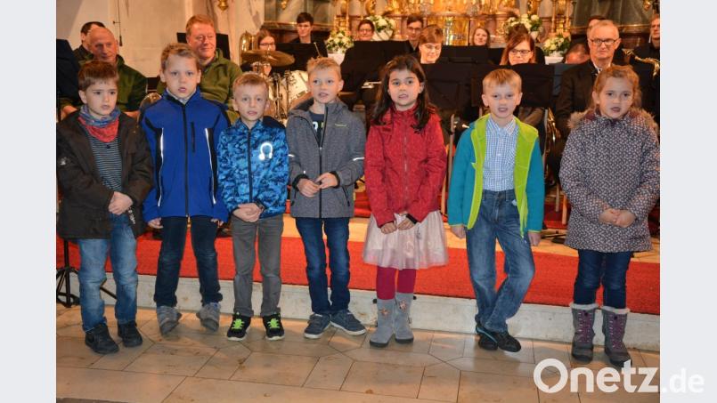 Kinder ersten Grundschulklasse bereichern das Programm mit Text und Lied. Bild: jr