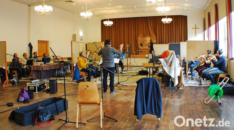 Für die CD-Aufnahme wird der Tillensaal zum Tonstudio. Bild: enz