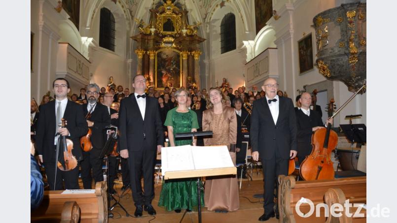 Von links: Konzertmeister Lorenzo Lucca, Timm Wisura (ohne Instrument), Jutta Hörl, Katrin Arnold, Karl Heinz Malzer. Hofer Symphoniker, Mixtura Cantorum und Jugendchor desFSB Bild: dok