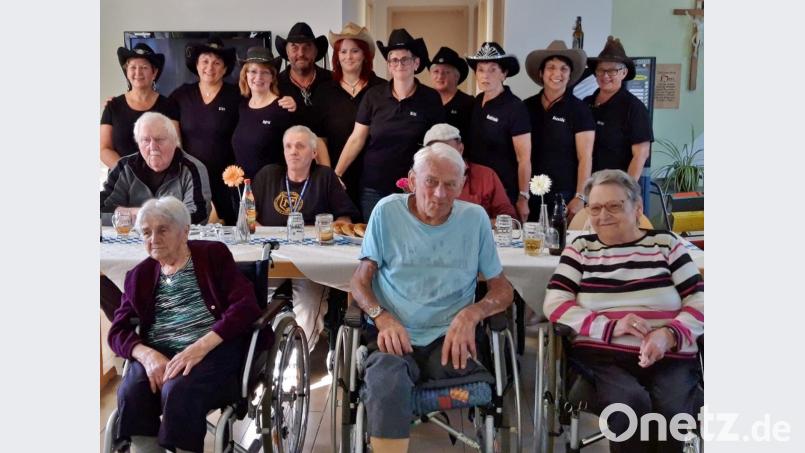 Die Line-Dance-Gruppe Happy Free Liners tritt beim Oktoberfest im Seniorenheim auf. Bild: rha