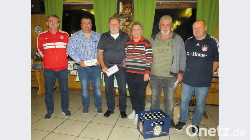 Sie beiweisen beim Karteln ein glücklichen Händchen (von links): Peter Lingl, Lothar Eismann, Martin Both, Hubert Gallitzendorfer und Alois Kirner. Bild: adj