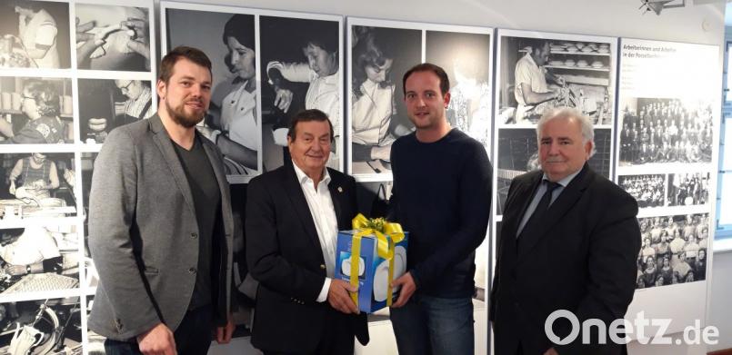 Tourist-Info-Leiter Ludwig Bundscherer und Franz Göhl (von links) übergaben an Fabian Reiter den Hauptgewinn des Preisausschreibens. Mit im Bild stellvertretender Bürgermeister Peter Gold (rechts). Bild: exb