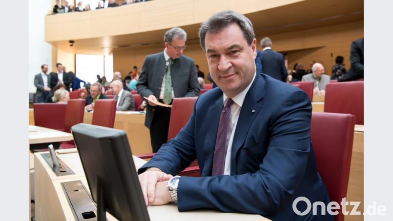 Ministerpräsidnet Markus Söder (CSU) sitzt vor Beginn der Sitzung des bayerischen Landtags auf seinem Platz im Plenarsaal. Bild: Sven Hoppe/dpa