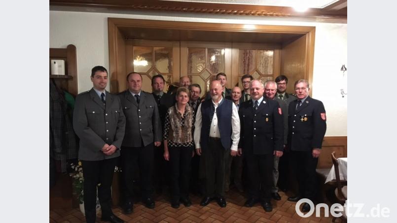 Schulhausmeister Wolfgang Piehler (vorne, Mitte) feiert seinen 60. Geburtstag. Dazu gratulieren seine Frau Maria und die Vereinsabordnungen. Bild: gi