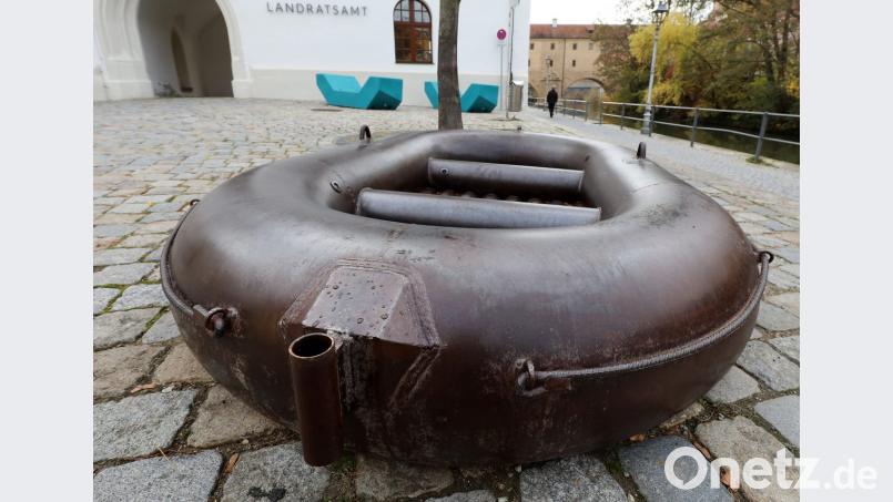 Der stilisierte Außenbordmotor der Schlauchbootskulptur, der am Heck anmontiert war, blieb unbeschädigt und soll wieder angebracht werden. Bild: Wolfgang Steinbacher