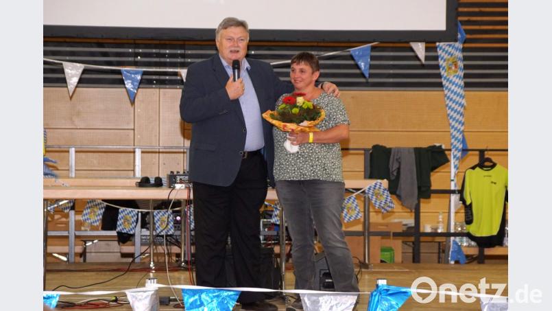 Die gute Fee der Hochstapler ist Monika Gosslau. Bürgermeister Manfred Porsch ehrt sie persönlich mit einem Blumenstrauß Bild: bkr