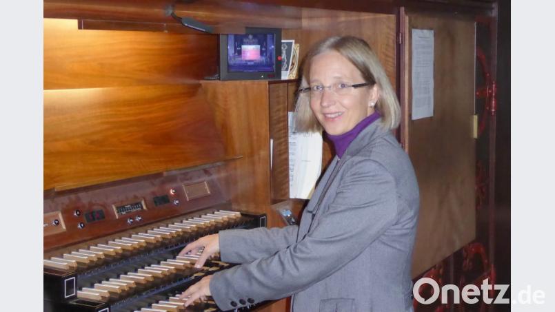 Christiane Michel-Ostertun an der Eisenbarth-Orgel in St. Josef. Bild: fsb