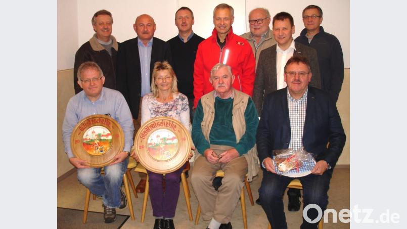 Zum 50. Mal richten die Tell-Schützen das Vilsecker Stadtratsschießen aus (sitzend, von links): die Gewinner der Scheiben Viktor Gmehling (Gästescheibe), Maria Honig (Stadtratscheibe), Heinrich Deinzer und Bürgermeister Hans-Martin Schertl (Ehrengabe); stehend die Bestplatzierten mit Ehrengästen (von links): Arnold Fenk, Hahnbachs Zweiter Bürgermeister Georg Götz, Markus Schertl, Thorsten Grädler, Wilhelm Ertl, Vorstand Erich Übler von der Raiffeisenbank Sulzbach und Helmut Schwindl. Bild: smr