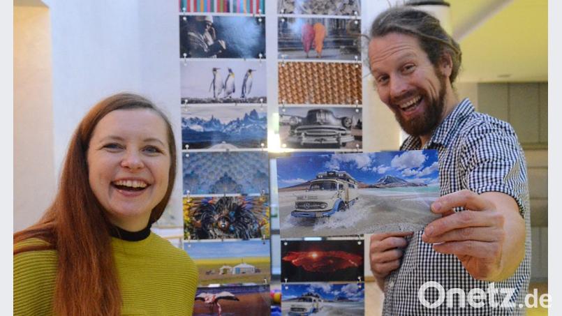 Welche Postkarte hätten's denn gern? Nehmen's am besten die, wo unser Oldtimer Paula drauf ist. Sabine Hoppe und Thomas Rahn bei ihrem Vortrag in Weiden. Bild: Kunz