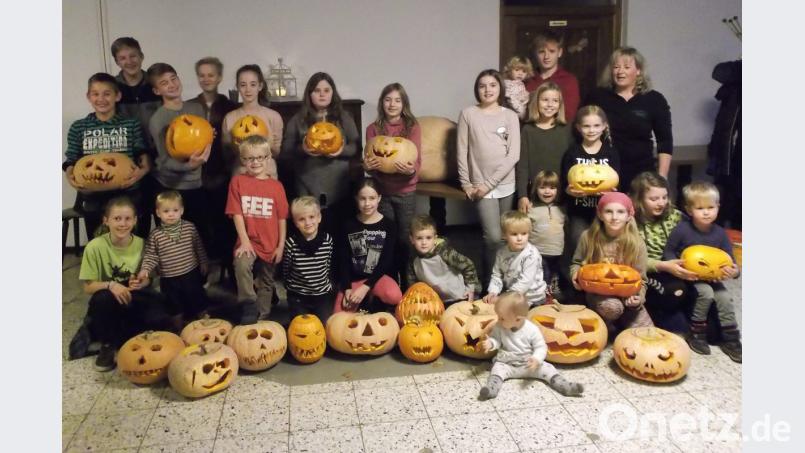 Nachdem die Kürbis-Prachtexemplare gewogen waren, wurden sie von den Kindern - passend zum Halloween-Tag - mit gruseligen Gesichtern verziert. Die Züchter der schwersten Früchte erhielten Preise. Bild: exb