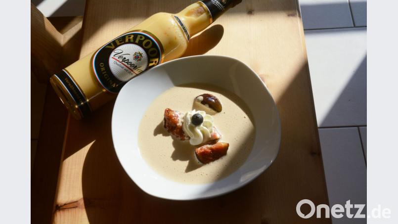 Zabaione wird über einem heißen Wasserbad geschlagen. So entsteht die locker-leichte Konsistenz. Bild: Gabi Schönberger