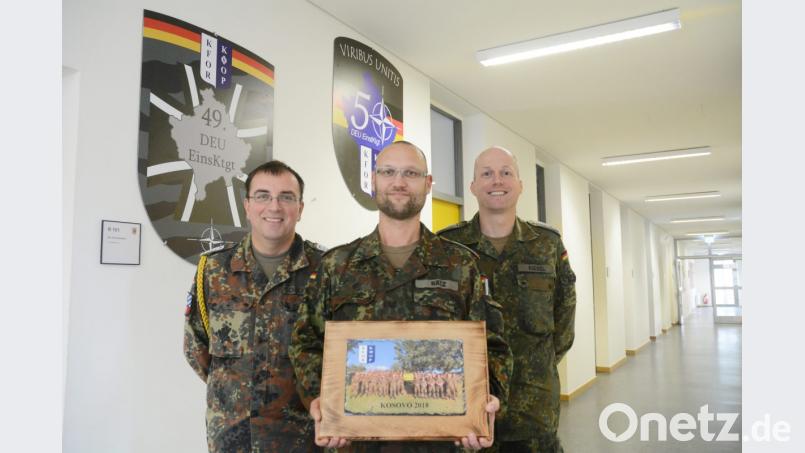 &quot;Sechs Monate sind genug.&quot; Rund 380 Weidener Soldaten waren in der ersten Jahreshälfte 2018 im Kosovo. Am Mittwoch werden Sie am Oberen Markt begrüßt und wollen den Weidenern für die Unterstützung danken. Von links: Jan Schuchart, Daniel Rätz, Christian Kiesel Bild: Gabi Schönberger