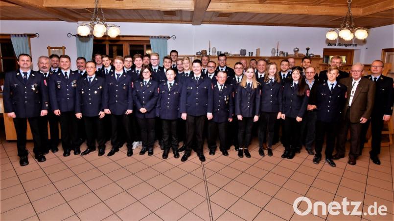 Alle ausgezeichneten und geehrten Mitglieder beim Kameradschaftsabend der Traßlberger Feuerwehr. Bild: chl