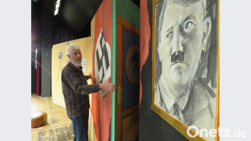 Hitler lässt sich nicht &quot;einfach so&quot; malen: Toni Eichinger hat sich bei seiner Arbeit für die Theaterkulissen manche Gedanken über das Nazi-Regime gemacht. Bild: ubb