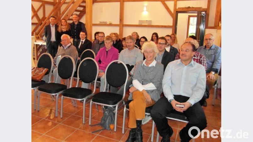 Beim Business-Frühstück, das Leonhard und Elisabeth Zintl organisiert haben, erzählt Gerd Schönfelder (hinten von links), wie er trotz Behinderung im Sport und in seinem Leben erfolgreich sein konnte. Bild: hl