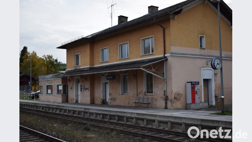 Nicht gerade einladend sieht das Bahnhofsgebäude in Untersteinbach aus. Für den anreisenden Touristen ein denkbar schlechter Anblick. Bild: bnr