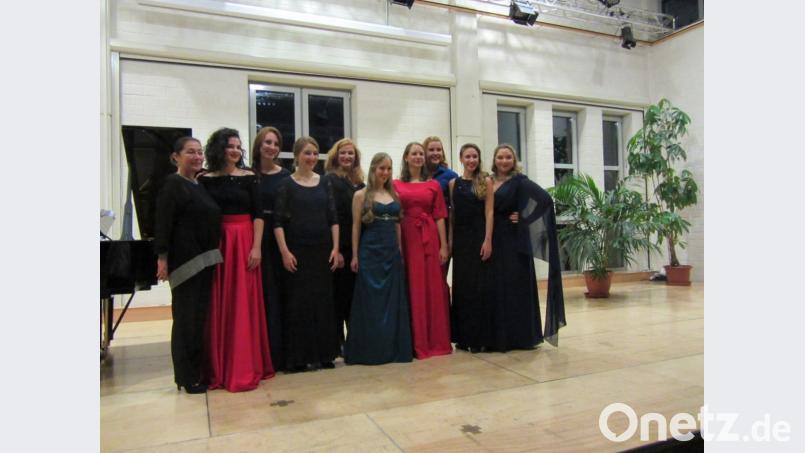 Die Dozentinnen Sabine Lahm (Fünfte von links) und Sandra Vucenovic (links) mit den Meisterschülerinnen Maja Muzar, Julia Pfänder, Esther Ree, Laura Cromm, Anika Ram, Jana Lea Hess , Georgia Gounari und Marija Grauba (von links). Bild: aks