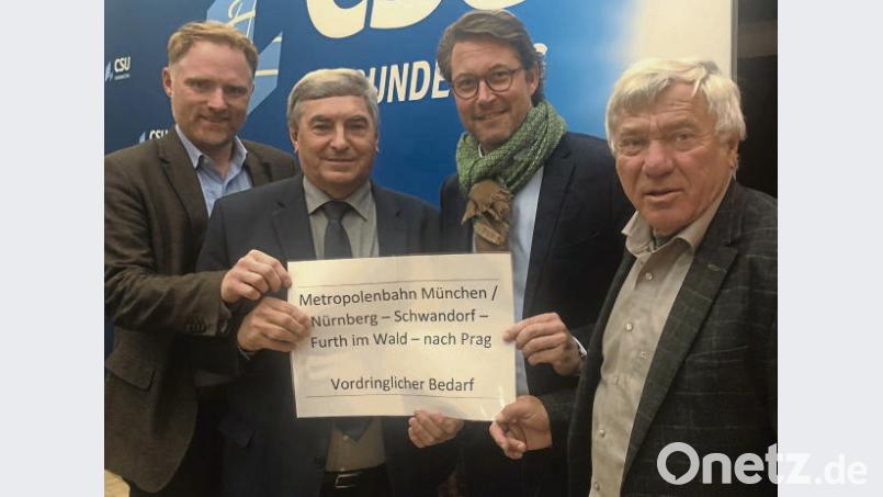 Die Bundestagsabgeordneten Peter Aumer, Karl Holmeier und Alois Karl (von links) mit Bundesverkehrsminister (Zweiter von rechts). Bild: Privat