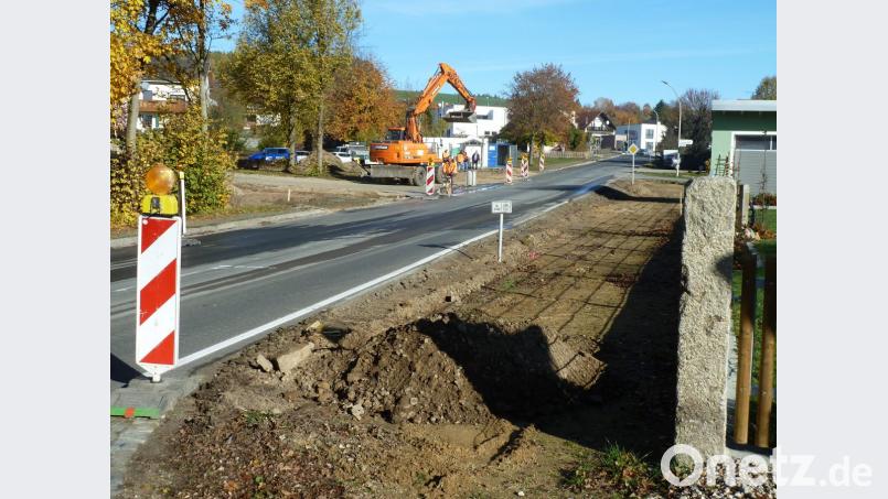 Die Ortseinfahrt in Dieterskirchen soll gegenüber von Schule und Kindergarten (links) sicherer werden. Dazu wird auf Höhe der Grünfläche ein Fahrbahnteiler auf der Staatsstraße 2398 errichtet, angebunden an einen neuen Gehweg (80 Meter) zwischen Bacher Straße und Birkenweg. Bild: Portner