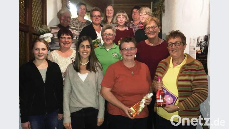 Die Preisträger beim Kirchweihschießen in Pirkhof mit Gaudamenleiterin Renate Stigler (hinten links). Andrea Rupp aus Pullenried und Patricia Schmidt aus Gaisthal (von links) gewannen den Wettbewerb. Bild: dl