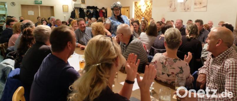 BU
„Oiznbeierin“ (Crissy Simon) als „Alte Ratschn“ bindet das Publikum mit ein, sprüht vor Spontaneität und erhält immer wieder Szenenapplaus. Bild: ohr