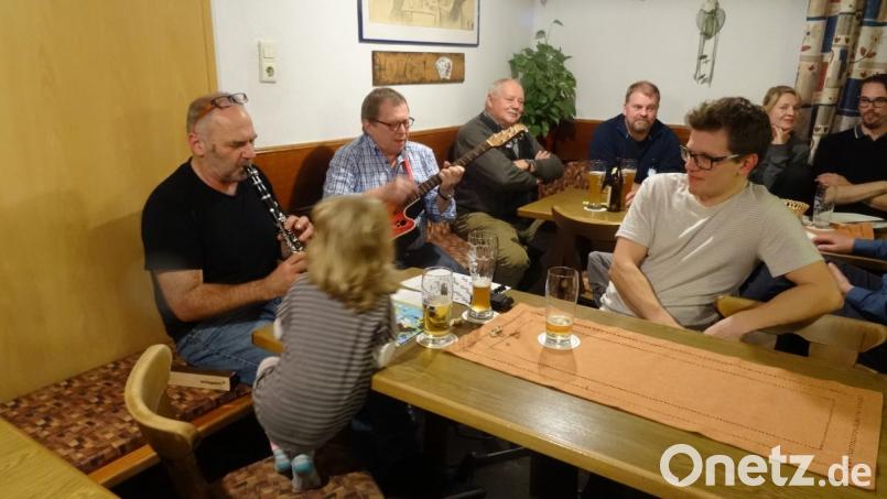 Wirtstöchterchen Mara vom &quot;Genf international&quot; ist fasziniert von der Musik des Spittling-Duos: Georg Leugner-Gradl mit der Klarinette und Konni Sommer, Gitarre. Bild: hka