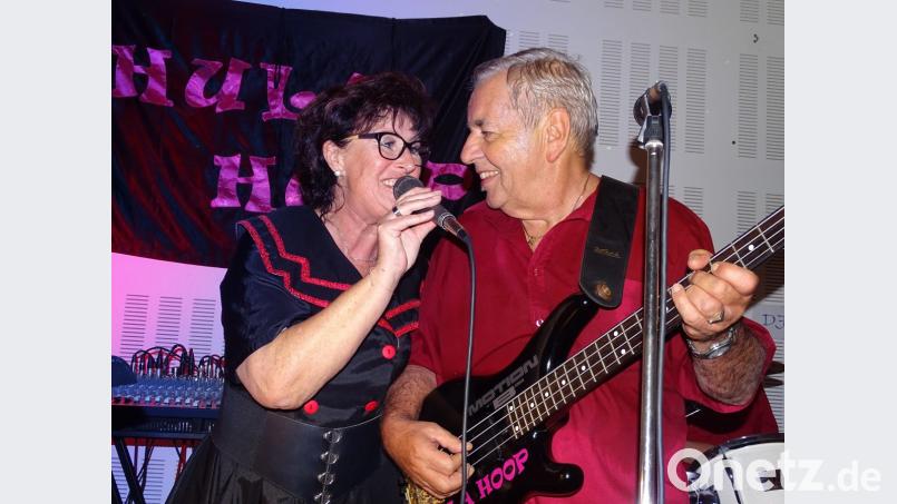 Wenn der Seemann das Träumen sein lassen soll, der Mann im Mond sich Gedanken über seine Zukunft macht und ein Rocker der Boyfriend von Carolin sein will, dann sind Renate Liebl (links) und Günther Kälberer in ihrem Schlager-Element. Bild: hou