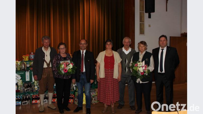 Ehrengäste und Geehrte zusammen mit Braumeisterin Angela Riedl: (von links) Bürgermeister Lothar Müller, langjährige Mitarbeiterin Irmgard Bauer, stellvertretender Landrat Alfred Scheidler, Angela Riedl, ihr Vater Hans Riedl und Mutter Rita Riedl und Christian Wolf, Dehoga-Bezirksvorsitzender. Bild: flt