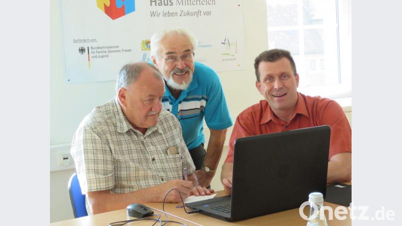 Jürgen Blumberg (rechts) zeigt Ludwig Hecht und Anton Zahn (von links) die Funktion eines Laptops. Bild: ubb